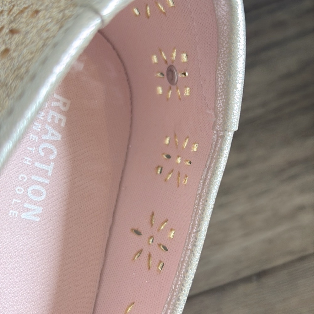 NIB [Kenneth Cole] Reaction Gold Shimmer Slip On Starburst Sneaker Women's Sz 5 - Picture 9 of 13